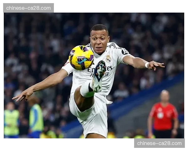 场边趣闻:小球迷冲入场内与姆巴佩击掌后被安保带离 场边趣闻:小球迷冲入场内与姆巴佩击掌后被安保带离